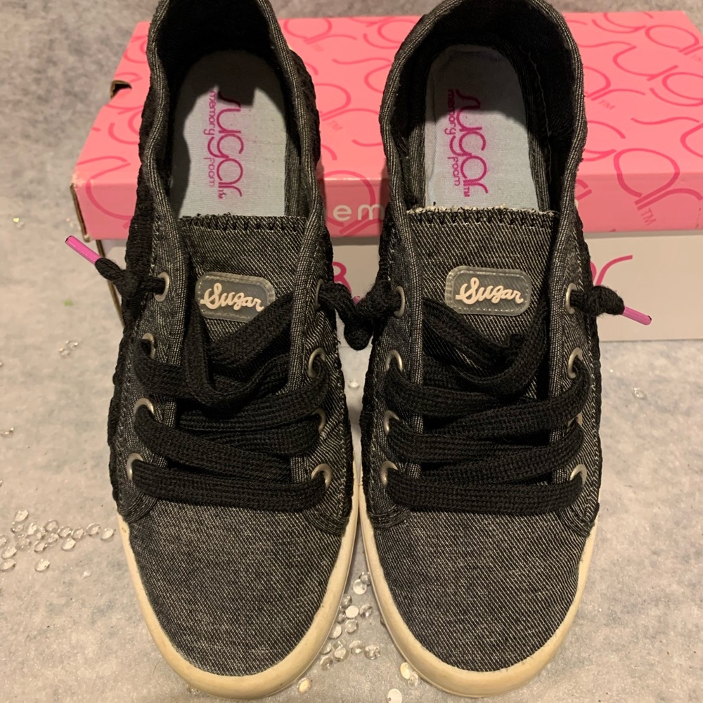 Sugar mesh trimmed memory foam sneaker